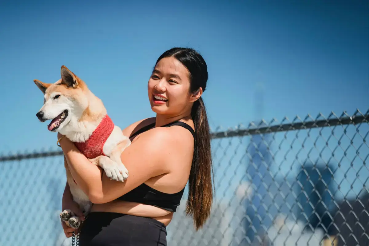 pet sitter with a dog in dubai park pet sitter with a dog in dubai park
